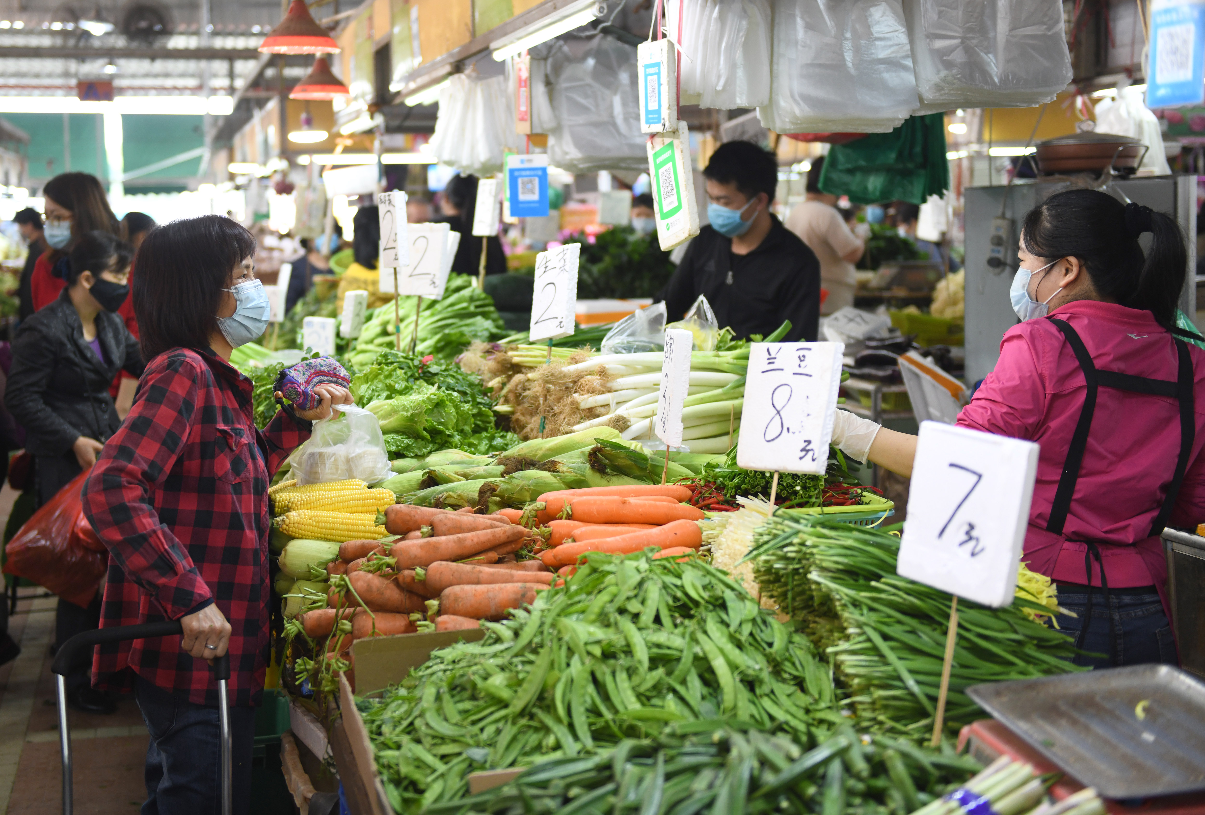 2月24日,市民在广州市一肉菜市场买菜.