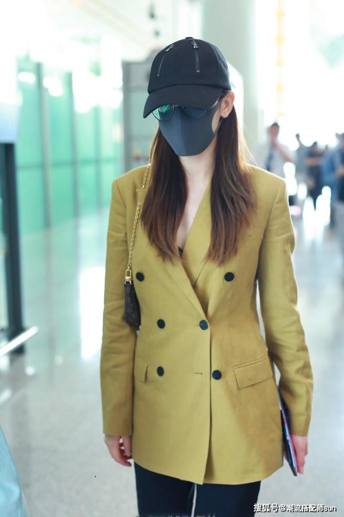 原创迪丽热巴越来越奔放,真空穿西装只系一个纽扣,奈何无"料"可秀