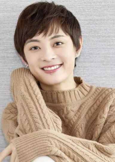 女人过了50岁,建议剪掉长发留短发,原因有这3点,重点不是好看
