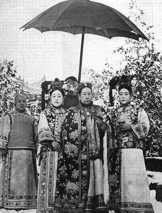 (德龄,容龄姐妹与慈禧的合照)