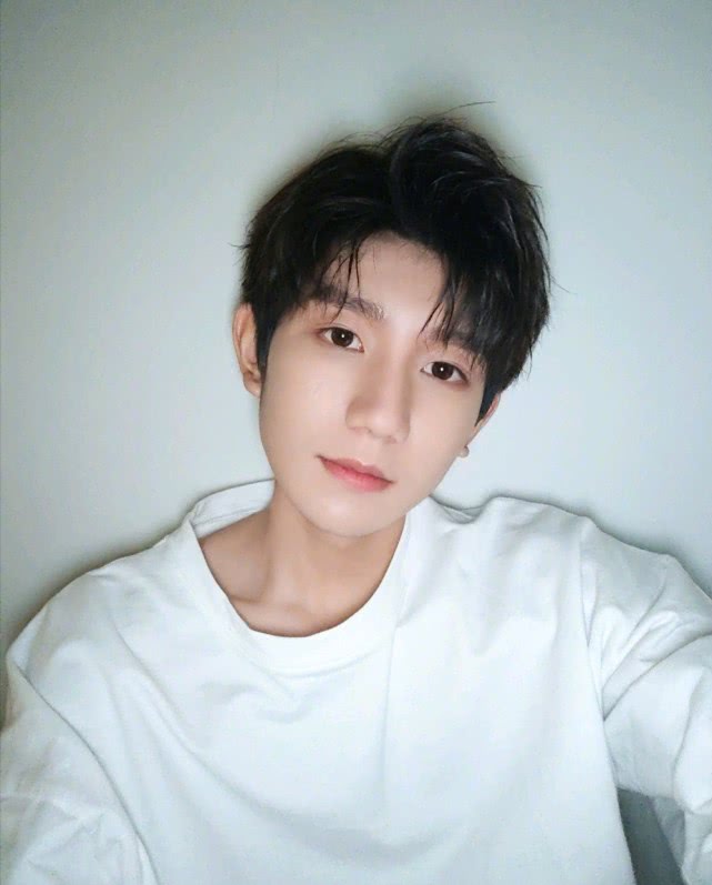 原创tfboys晒存货照3小只弄同款发型千玺王俊凯王源谁更帅
