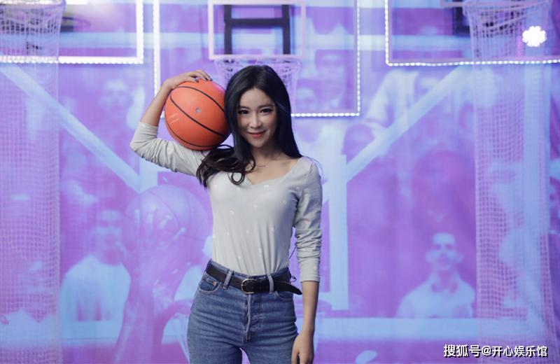 黑丝美腿女主播的身材惹眼周玲安穿上职业装真是太美了