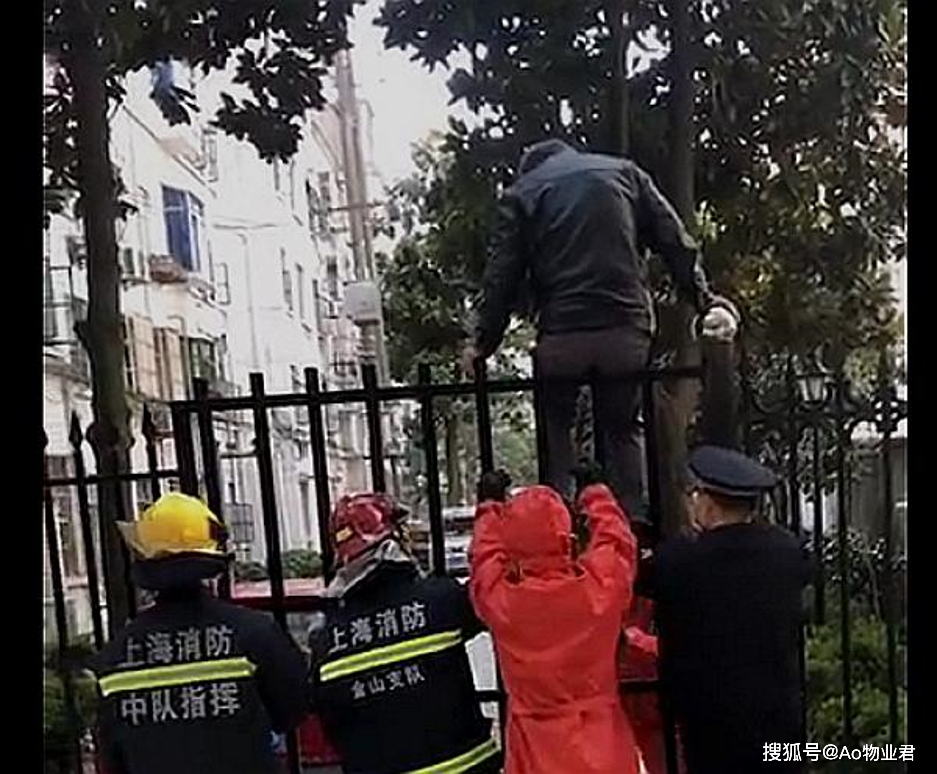 上海：一没带出入证的老人，试图翻墙进小区，却被困2米高铁栏杆上