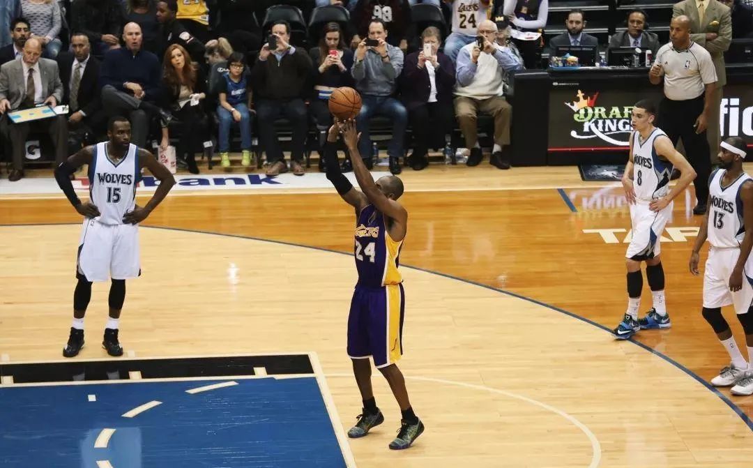 2014 年 12 月 15 日,湖人对阵森林狼半场结束前,科比以一记罚球正式