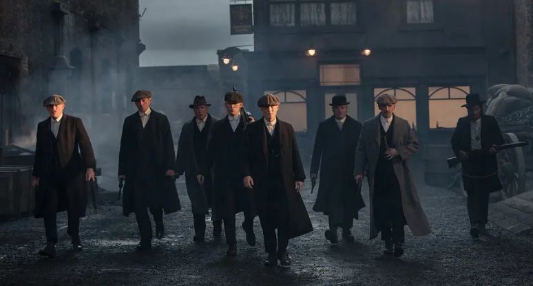 故事发生在一战后,讲述 伯明翰传奇黑帮家族peaky blinders的故事.