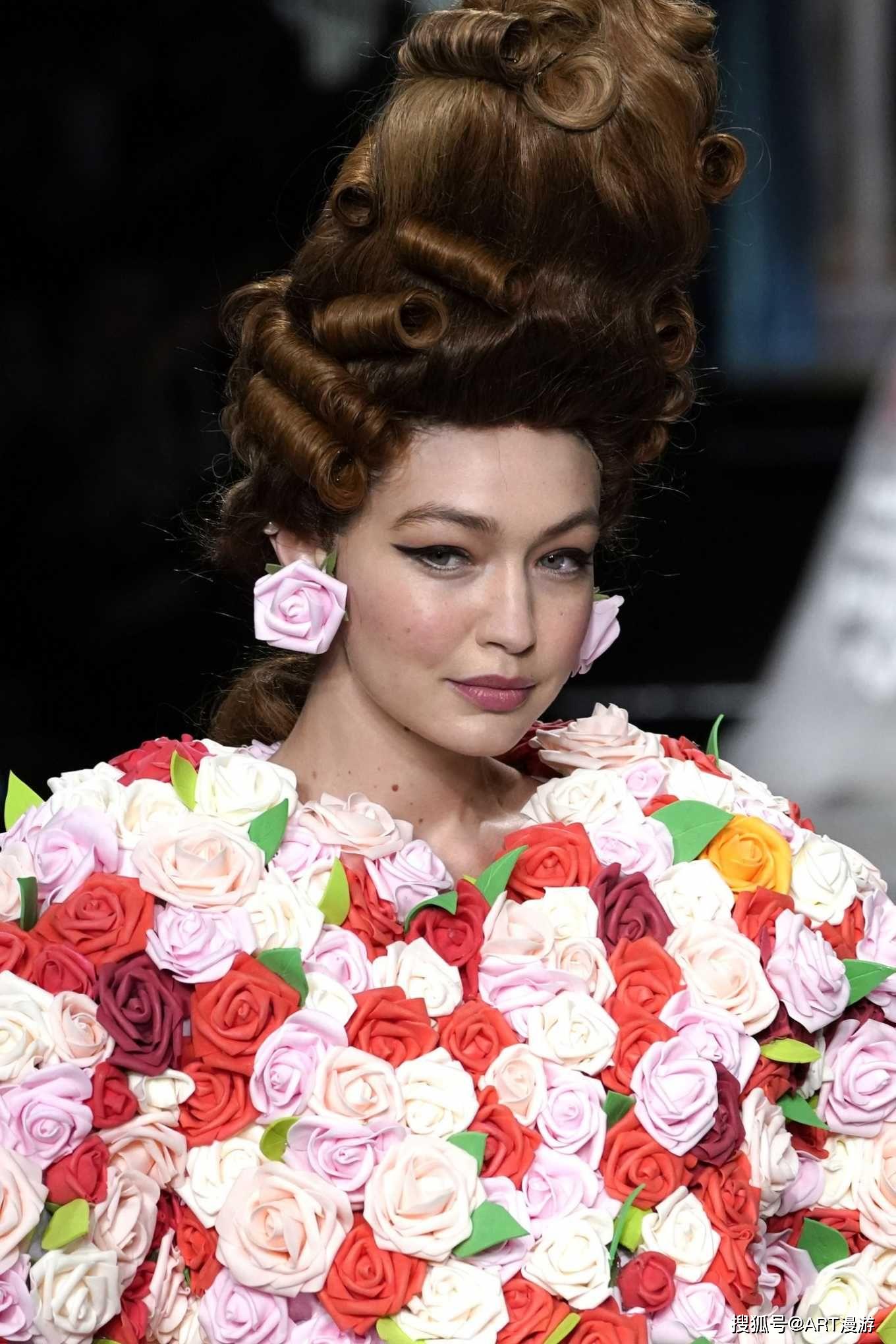 吉吉·哈迪德(gigi hadid moschino2020秋季时装压轴秀中.