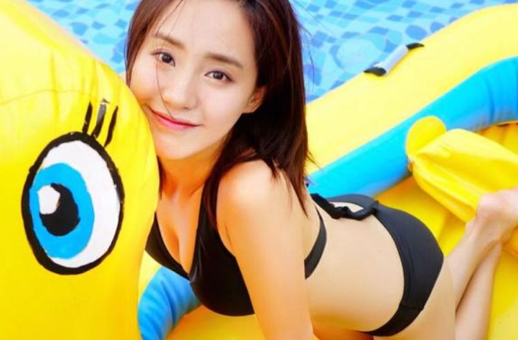 因《夏洛特烦恼》火的秋雅,早年大尺度戏曝光,校花形象保不住了