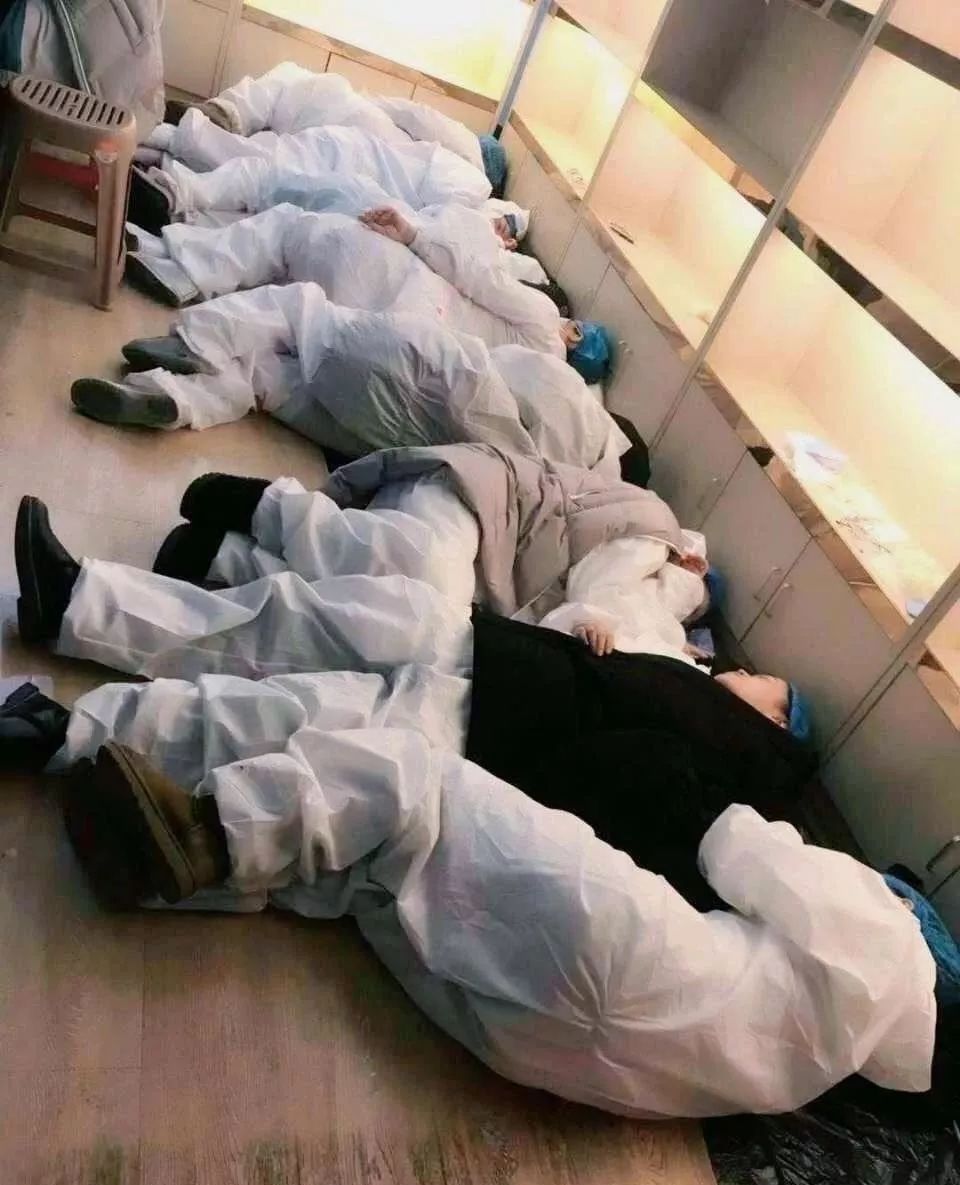 记者问一位护士姐姐: