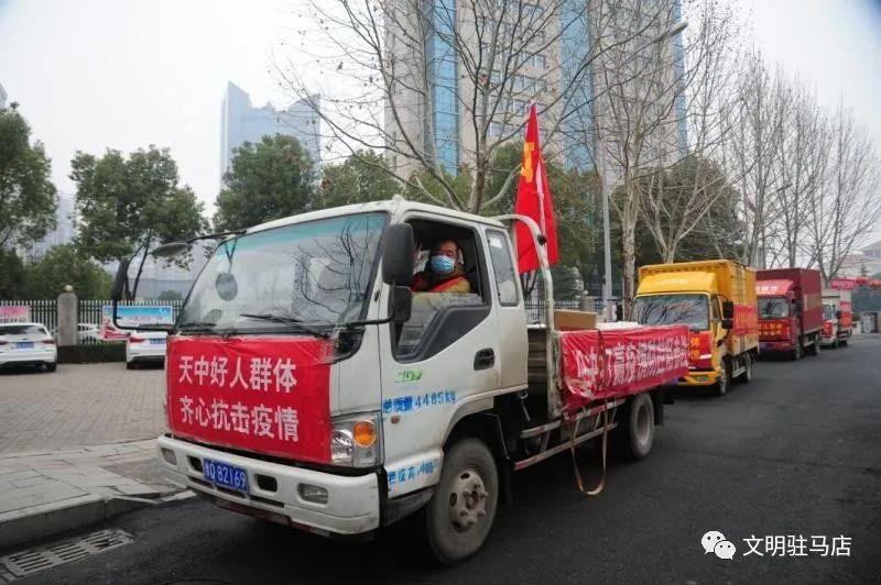 防控就是责任"横幅的货车分别驶向基层抗疫最需要的地方