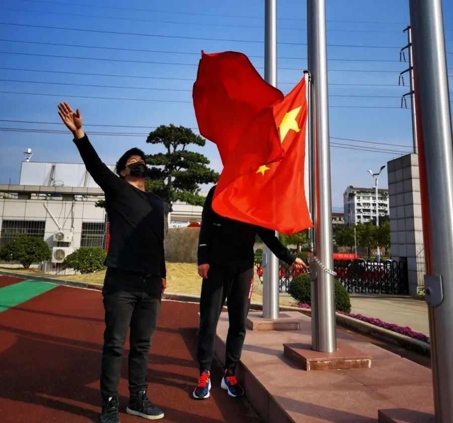 2月24日上午9:30,金华市北苑小学操场上举行了一场特殊的升旗仪式.