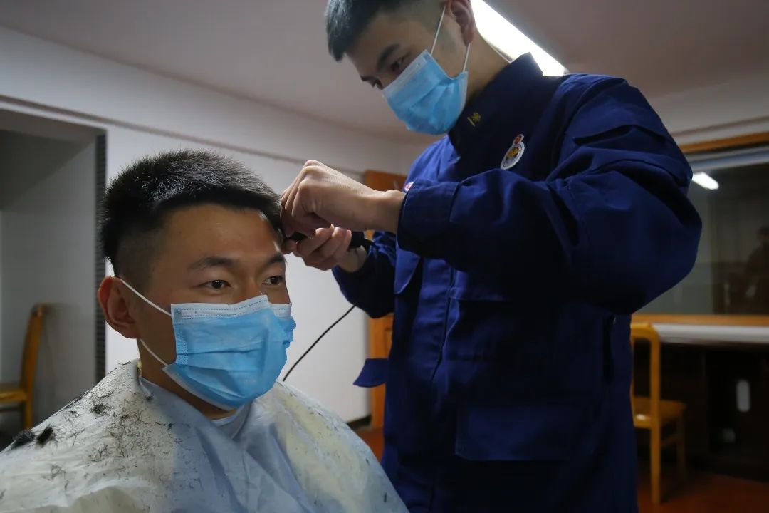 全能消防员变身"tony老师!_发型