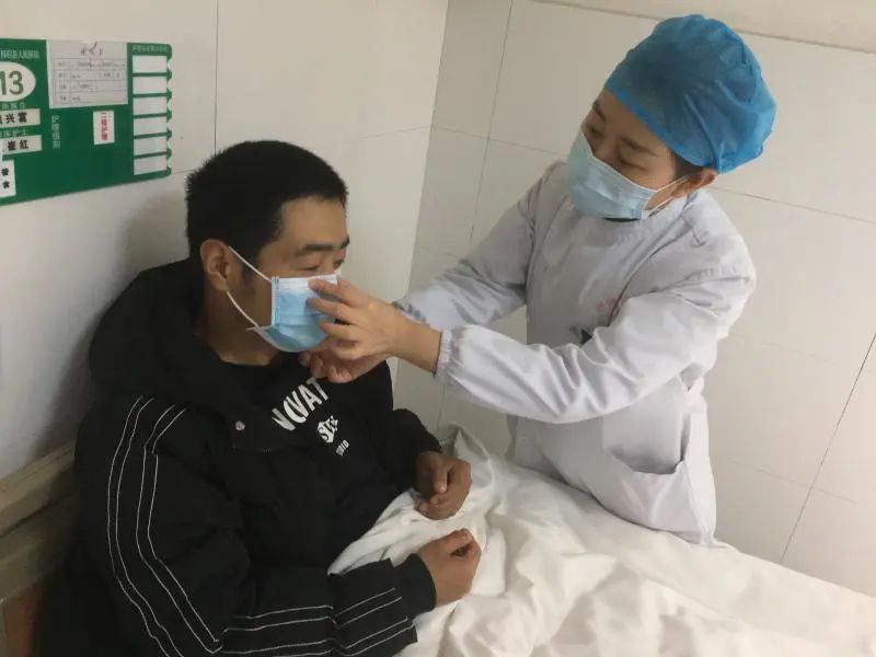 医务人员指导患者正确戴口罩