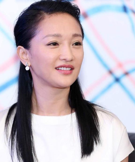 ​出道就给张国荣配戏，24岁一炮走红，她的演艺