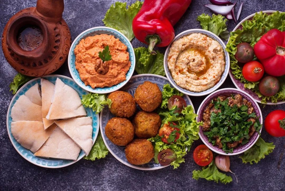 法拉费,沙威玛,kebab这些经典的中东美食自不必说,堪称以色列"国菜"的