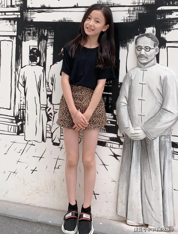 原创最美童模裴佳欣才9岁就会拿电线当鞋穿秀出的腿长无敌了