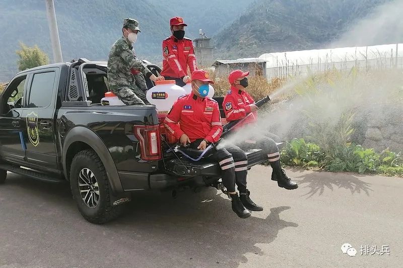 开顺应急救援队乘坐车辆在主要道路沿线开展快速洗消开顺应急队员每天