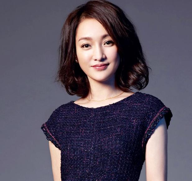 ​出道就给张国荣配戏，24岁一炮走红，她的演艺