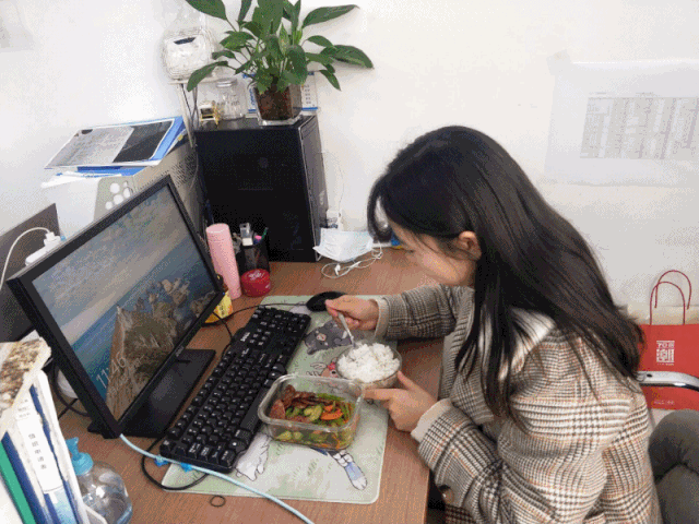 230份,工位就餐约110份,错时就餐约650份,隔离人员盒饭261份(钢结构厂