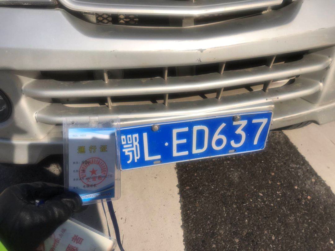 鄂l11157地点:滨河东路与咸宁大道交叉口无有效通行证车牌号:鄂l16a93