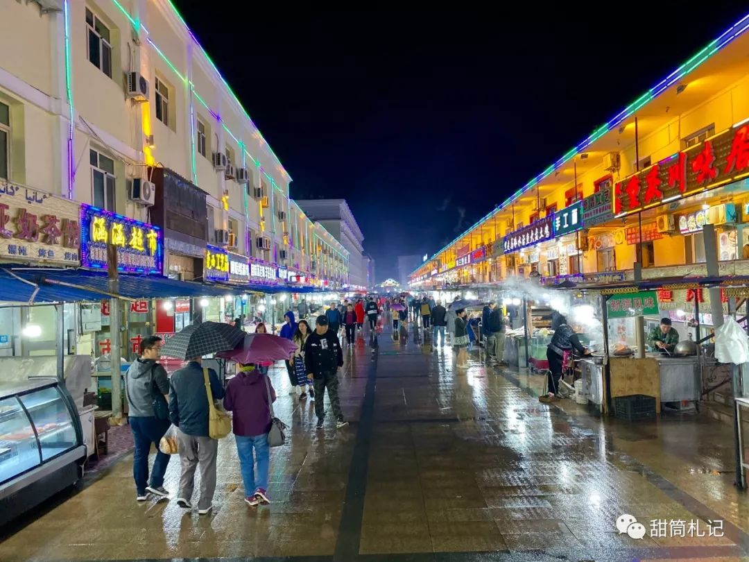 为了吃晚餐,我们冒雨来到布尔津夜市.