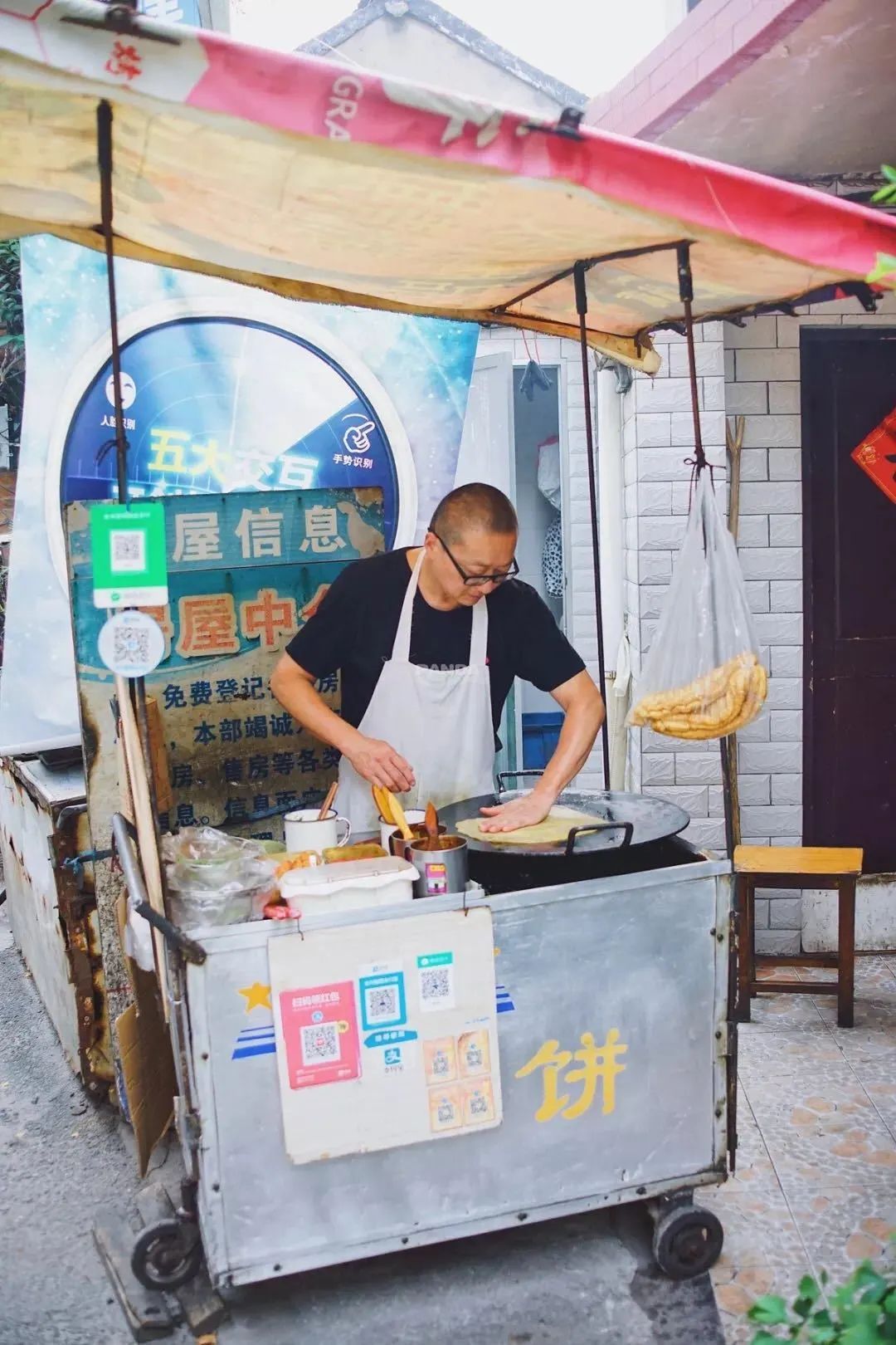 希望还能在达士巷鸡蛋饼摊子,吃到饼皮韧韧的蛋饼子,只加油条.