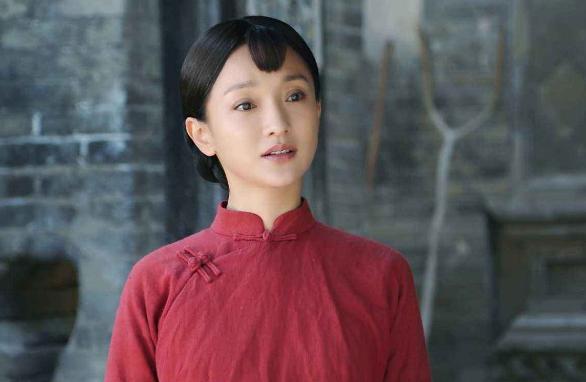 ​出道就给张国荣配戏，24岁一炮走红，她的演艺