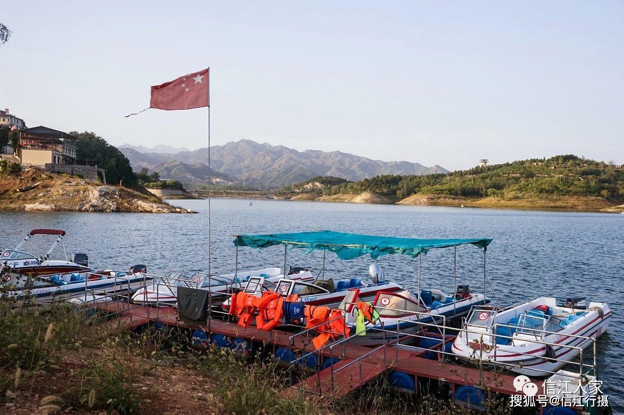 湖畔设有水上客运中心,有游艇快艇20余艘,来西柏坡参观的游客不仅能