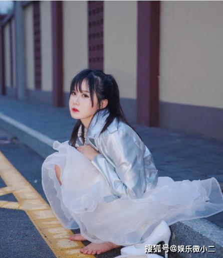 95后妹子段艺璇为什么光着小脚丫在路上跑?