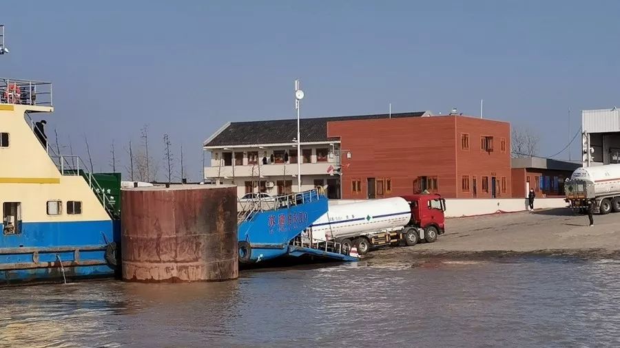 而连接崇明岛,海门市的临永汽渡因防疫需要临时双向停航