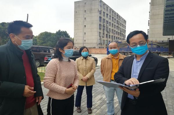 北海市委宣传部副部长市新闻出版局局长陈言启到北海市新华书店调研