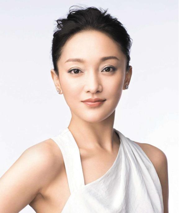 ​出道就给张国荣配戏，24岁一炮走红，她的演艺