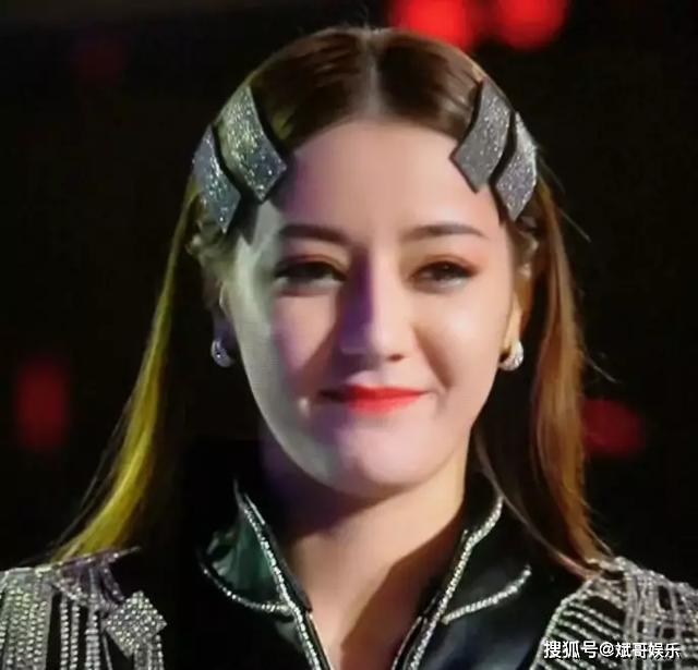 当33岁杨幂撞上27岁迪丽热巴，晚会造型被吐槽，
