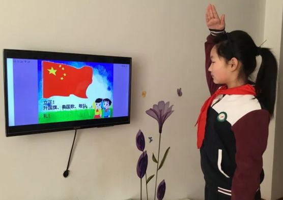看五星红旗"线上"升起!