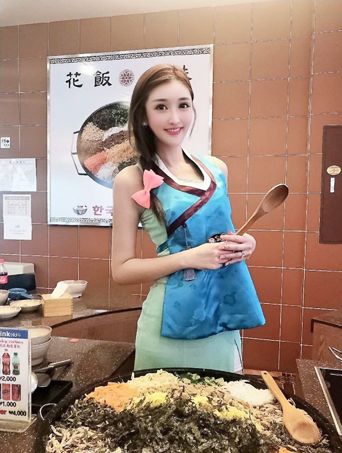 明星360台湾超美展场模特哈霓萱逆天长腿陆上美人鱼