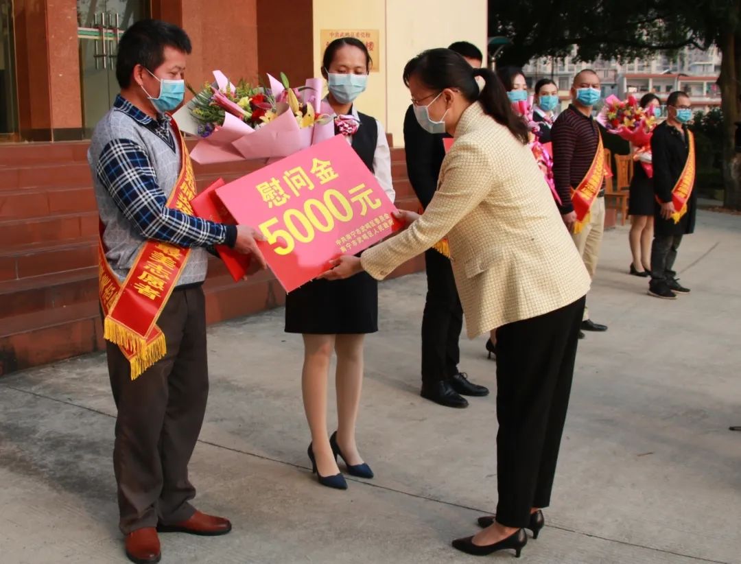 吴秀红副书记为志愿者颁发慰问金城区党委常委,宣传部部长庞前辉为