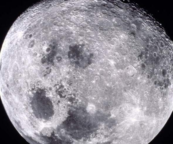 月球表面有许多地方覆盖着1层玻璃状的物质,这表明,月球表面似乎被