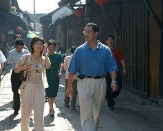 张泉灵老公罕见曝光！温尔儒雅比她年长18岁，儿