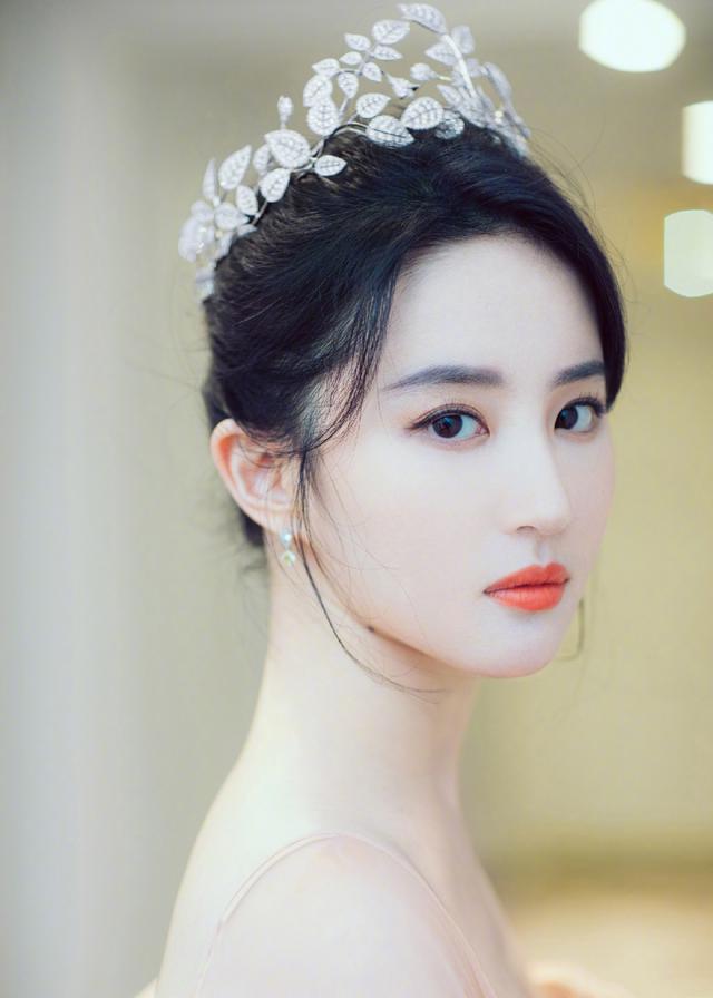 刘亦菲难得秀丰满 运动背心穿出凹凸感 秀肱二头肌比腹肌还霸气 健身