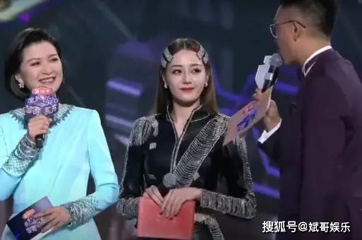 当33岁杨幂撞上27岁迪丽热巴，晚会造型被吐槽，