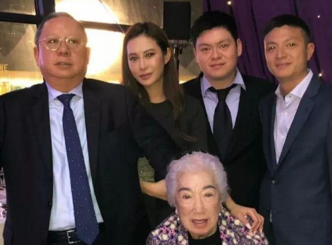 她曾一句话骂走王祖贤，93岁叼烟庆生，今坐私人