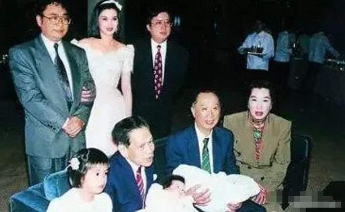 她曾一句话骂走王祖贤，93岁叼烟庆生，今坐私人