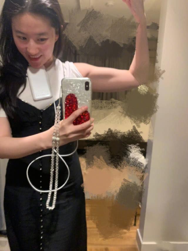 刘亦菲秀肌肉与马甲线，身材撩人，却被调侃是