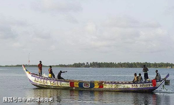 沃尔特湖沃尔特湖位于加纳沃尔特河的下游,是世界最大的人工湖,北达塔