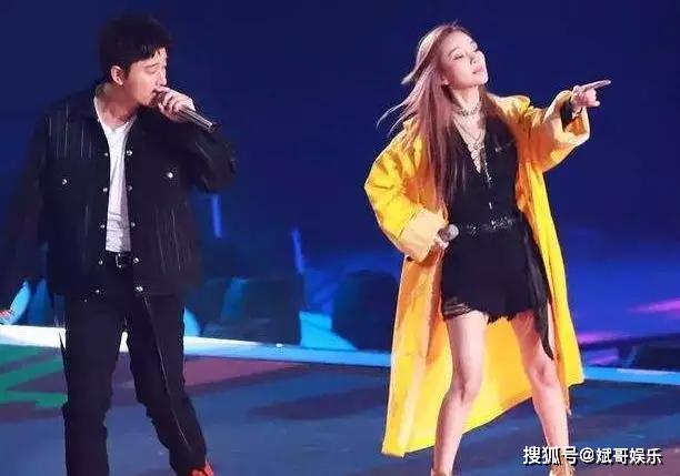 当33岁杨幂撞上27岁迪丽热巴，晚会造型被吐槽，