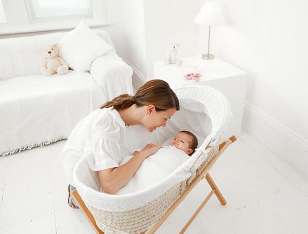从宝宝出生开始尽量培养"  同屋不同床",这样既能很好的照顾宝宝,又