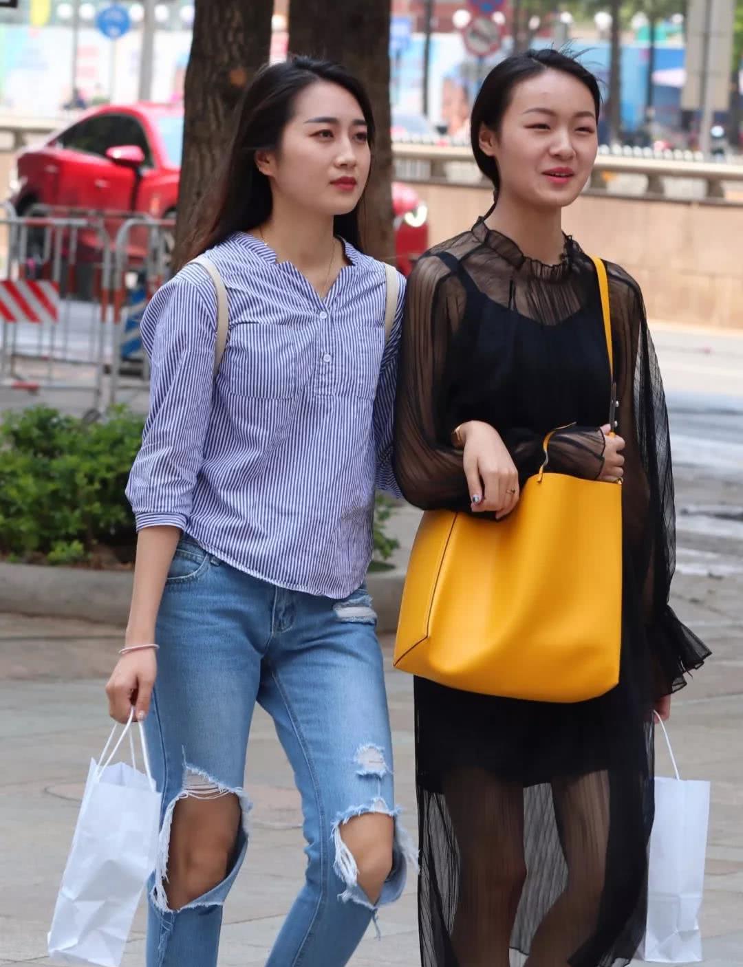 街拍:辣妈穿碎花连身长裙,暗色的衣服韵味十足,看起来