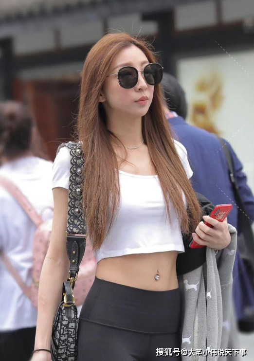 美女街拍:有气质的网红女神,露脐装秀出完美身材