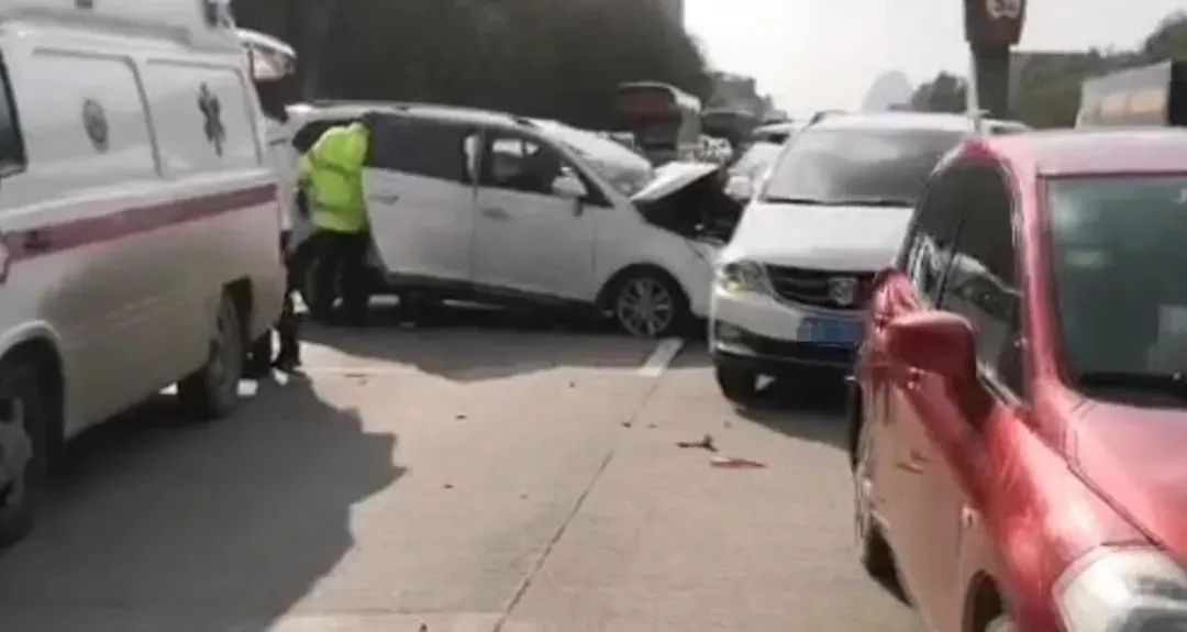 广西高速发生两起交通事故!其中一起护栏直接贯穿车身,一人死亡!