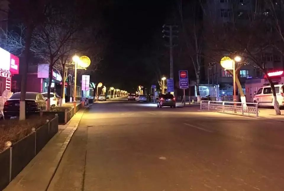 街上空无一人