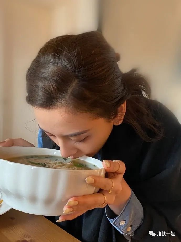 宋祖儿扔掉筷子直接捧碗嗦螺蛳粉这是彻底放弃身材了吗